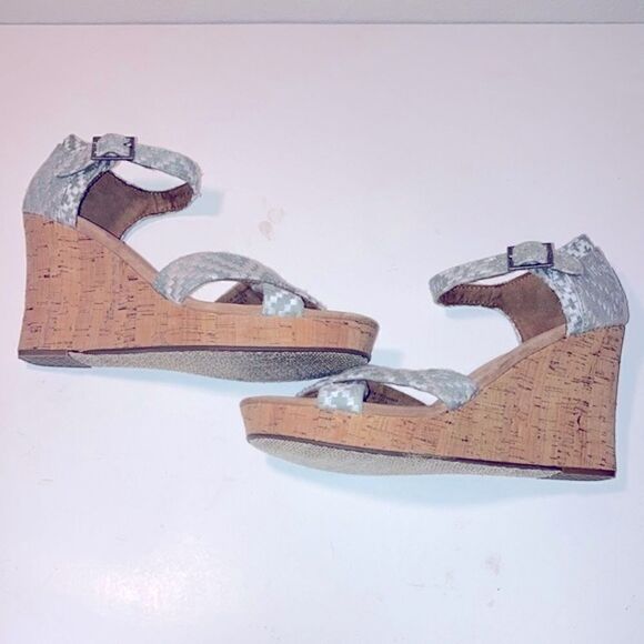 Toms Aztec patterned 3.75” wedges with 1” platform - Picture 4 of 7